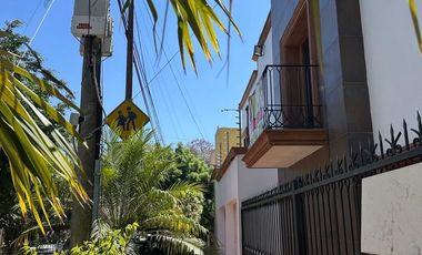 CASA EN JARDINES DEL BOSQUE