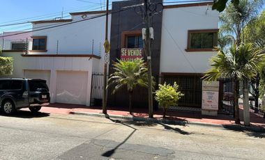 CASA EN JARDINES DEL BOSQUE