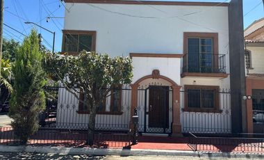 CASA EN JARDINES DEL BOSQUE
