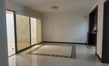 CASA EN JARDINES DEL BOSQUE