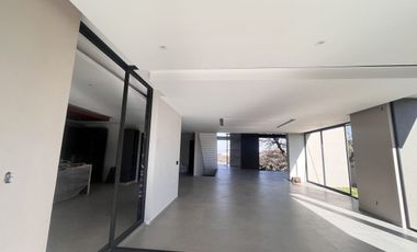 Hermosa y Moderna Residencia en Rancho San Juan