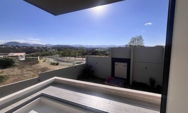 Hermosa y Moderna Residencia en Rancho San Juan