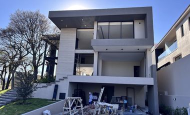 Hermosa y Moderna Residencia en Rancho San Juan