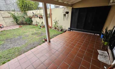 Casa en  2 plantas con terreno - 2 dormitorios