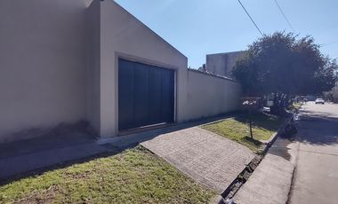 Casa en  2 plantas con terreno - 2 dormitorios