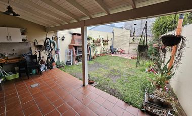 Casa en  2 plantas con terreno - 2 dormitorios