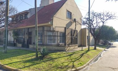 Casa en  2 plantas con terreno - 2 dormitorios