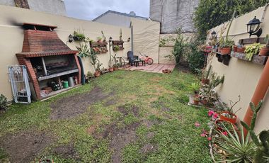 Casa en  2 plantas con terreno - 2 dormitorios