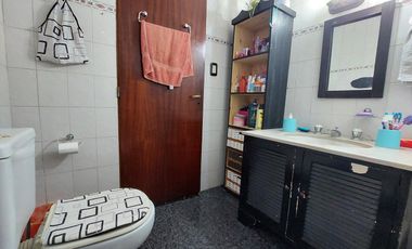 Casa en Monte Grande con cochera para 3 autos venta