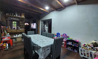 Casa en Monte Grande con cochera para 3 autos venta