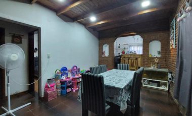 Casa en Monte Grande con cochera para 3 autos venta