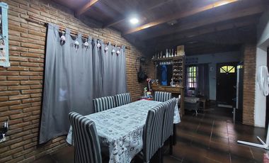 Casa en Monte Grande con cochera para 3 autos venta