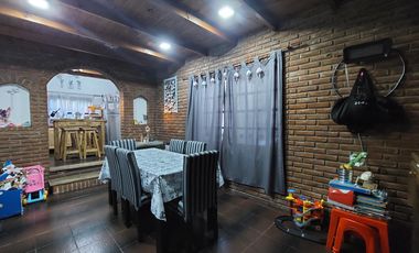 Casa en Monte Grande con cochera para 3 autos venta