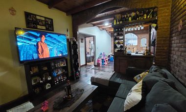 Casa en Monte Grande con cochera para 3 autos venta