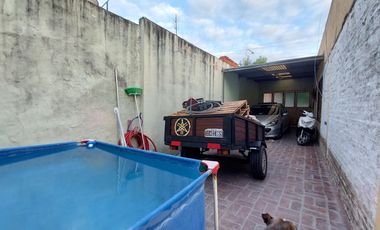 Casa en Monte Grande con cochera para 3 autos venta