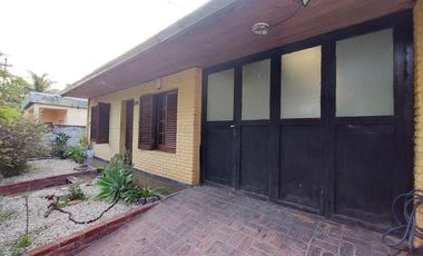 Casa en Monte Grande con cochera para 3 autos venta