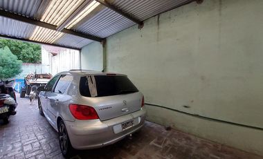 Casa en Monte Grande con cochera para 3 autos venta