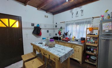 Casa en Monte Grande con cochera para 3 autos venta