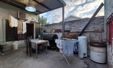 Casa en Monte Grande con cochera para 3 autos venta