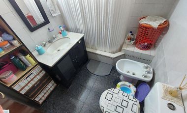 Casa en Monte Grande con cochera para 3 autos venta