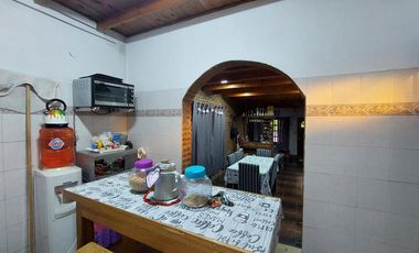 Casa en Monte Grande con cochera para 3 autos venta