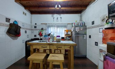 Casa en Monte Grande con cochera para 3 autos venta