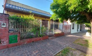 Casa en Monte Grande con cochera para 3 autos venta