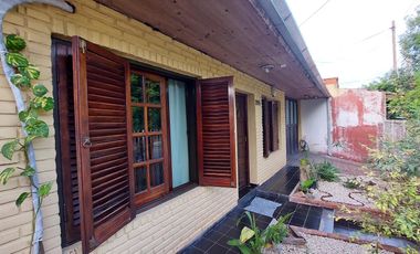 Casa en Monte Grande con cochera para 3 autos venta