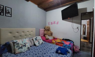 Casa en Monte Grande con cochera para 3 autos venta