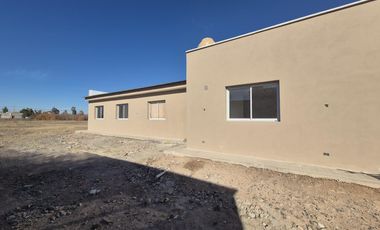 VENTA DE CASA DE 3 DORMITORIOS A ESTRENAR, FERNANDEZ ORO