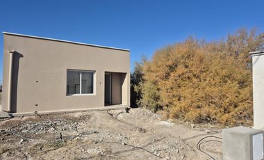 VENTA DE CASA DE 3 DORMITORIOS A ESTRENAR, FERNANDEZ ORO