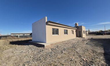 VENTA DE CASA DE 3 DORMITORIOS A ESTRENAR, FERNANDEZ ORO