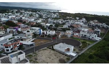 Venta de casa en urbanización Manta Beach sector sur vía San Mateo.