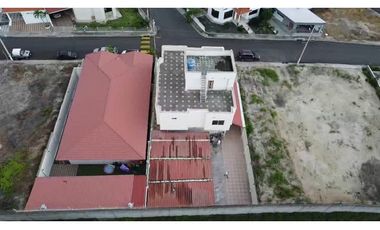 Venta de casa en urbanización Manta Beach sector sur vía San Mateo.