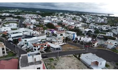 Venta de casa en urbanización Manta Beach sector sur vía San Mateo.