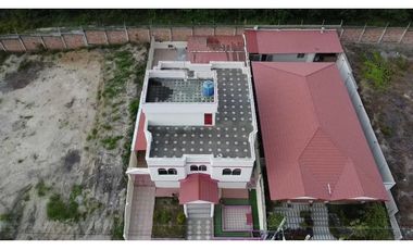 Venta de casa en urbanización Manta Beach sector sur vía San Mateo.