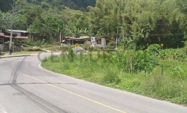 Se Vende Lote de terreno sobre via principal Mindo