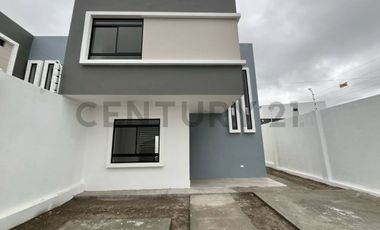 CASA INDEPENDIENTE EN VENTA – UBICACIÓN ESTRATÉGICA CERCA DEL TERMINAL DE MANTA