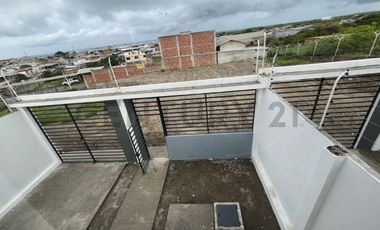 CASA INDEPENDIENTE EN VENTA – UBICACIÓN ESTRATÉGICA CERCA DEL TERMINAL DE MANTA