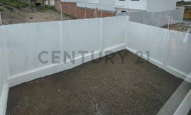 CASA INDEPENDIENTE EN VENTA – UBICACIÓN ESTRATÉGICA CERCA DEL TERMINAL DE MANTA