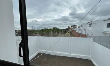 CASA INDEPENDIENTE EN VENTA – UBICACIÓN ESTRATÉGICA CERCA DEL TERMINAL DE MANTA