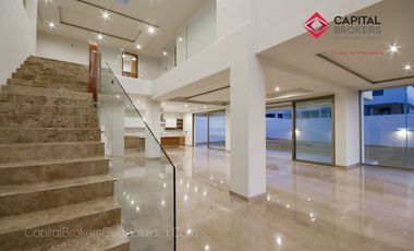 Casa en Venta en Zapopan Ayamonte de Lujo con Alberca y Jardín