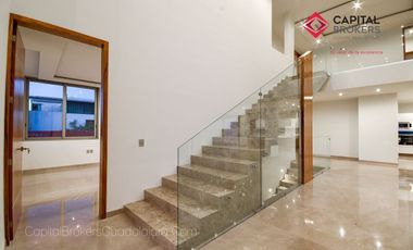 Casa en Venta en Zapopan Ayamonte de Lujo con Alberca y Jardín