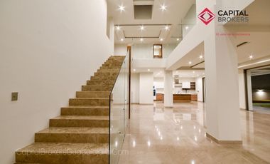 Casa en Venta en Zapopan Ayamonte de Lujo con Alberca y Jardín