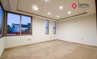 Casa en Venta en Zapopan Ayamonte de Lujo con Alberca y Jardín