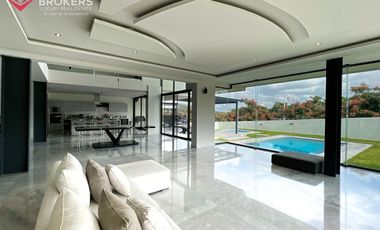 Casa en Venta en Zapopan Ayamonte de Lujo con Alberca y Jardín