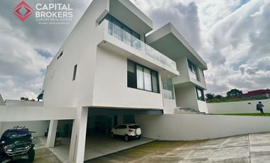 Casa en Venta en Zapopan Ayamonte de Lujo con Alberca y Jardín