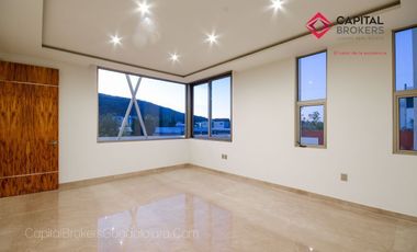 Casa en Venta en Zapopan Ayamonte de Lujo con Alberca y Jardín