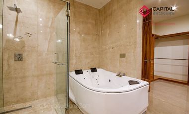 Casa en Venta en Zapopan Ayamonte de Lujo con Alberca y Jardín