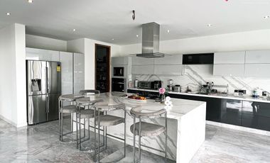 Casa en Venta en Zapopan Ayamonte de Lujo con Alberca y Jardín